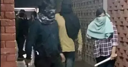ദല്‍ഹി പൊലീസ് എന്തു കൊണ്ട് ഇവരെ അറസ്റ്റ് ചെയ്യുന്നില്ല? ജെ.എന്‍.യു വനിത അക്രമിയുടെ ചിത്രം പുറത്ത് വിട്ട് സോഷ്യല്‍ മീഡിയ; സഹികെട്ട് ഉടന്‍ കസ്റ്റഡിയിലെടുക്കുമെന്ന് പൊലീസ്