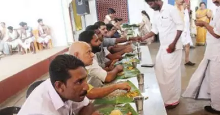 ക്ഷേത്ര ഉത്സവത്തിന് ഭക്ഷണം ഒരുക്കി ജുമാ മസ്ജിദ് കമ്മറ്റി; മതസാഹോദര്യത്തിന്റെ മറ്റൊരു അനുഭവവുമായി മലപ്പുറം