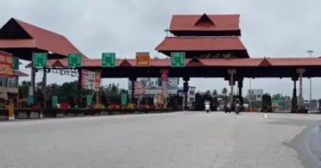 ദേശീയപാതയില്‍ ടോള്‍പിരിവ് പുനസ്ഥാപിച്ചു; പാലിയേക്കരയില്‍ യൂത്ത് കോണ്‍ഗ്രസിന്റെ നേതൃത്വത്തില്‍ പ്രതിഷേധം