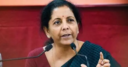 നിര്‍മ്മല സീതാരാമന്‍ കണ്ടത് പച്ച പിടിക്കുന്ന ഇന്ത്യന്‍ സമ്പദ് വ്യവസ്ഥ; കണക്കുകള്‍ പറയുന്നത് പ്രതിസന്ധി അതിരൂക്ഷമെന്ന്