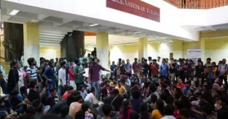 ഫീസ് വര്‍ധനവിനെതിരെ സമരവുമായി പോണ്ടിച്ചേരി സര്‍വകലാശാല വിദ്യാര്‍ത്ഥികള്‍; യോഗത്തില്‍ പങ്കെടുക്കാതെ വൈസ് ചാന്‍സിലര്‍