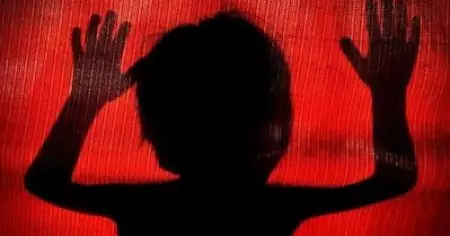 രാഷ്ട്രീയഭാവിയ്ക്ക് തടസ്സമാകുമെന്ന് ഭയം; രണ്ടുവയസ്സുകാരിയെ പിതാവ് കഴുത്ത് ഞെരിച്ച് കൊന്നു