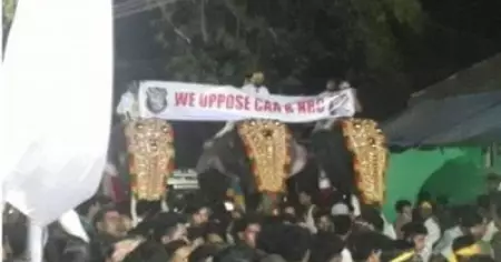 കാളിയാറോട് നേര്‍ച്ചക്കിടെ ആനപ്പുറത്ത് സി.എ.എക്കെതിരായ പോസ്റ്റര്‍; ഏറ്റെടുത്ത് സോഷ്യല്‍മീഡിയ; പറ്റില്ലെന്ന പരാതിയുമായി യുവമോര്‍ച്ച