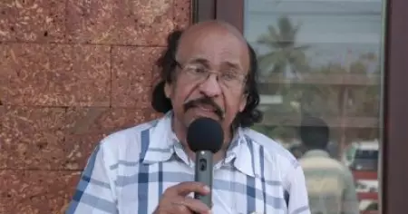 ഗുരുവിനെക്കുറിച്ച് എഴുതിയ കൈ കൊണ്ട് നടേശസ്തുതി എങ്ങനെ എഴുതും? ആത്മോപദേശശതകം ചൊല്ലിയ നാവുകൊണ്ട് എങ്ങനെ ചൊല്ലും?  പരിഹാസവുമായി കെ. സച്ചിദാനന്ദന്‍