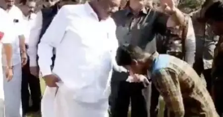 ആദിവാസി കുട്ടികളെക്കൊണ്ട് ചെരുപ്പഴിപ്പിച്ച് തമിഴ്‌നാട് മന്ത്രി; ജാതിവിവേചനത്തില്‍ പ്രതിഷേധം ശക്തമാകുന്നു