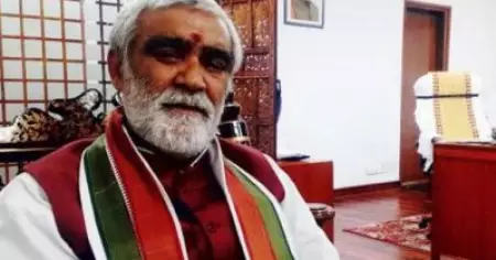 കൊവിഡിനെ നേരിടാന്‍ നട്ടുച്ചയ്ക്ക് സൂര്യന്റെ അടിയില്‍ പോയി ഇരുന്നാല്‍ മതി; കേന്ദ്ര ആരോഗ്യസഹമന്ത്രിയുടെ 'ഉപദേശം'