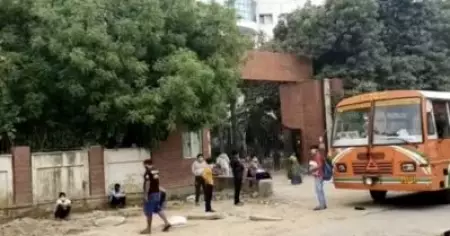 ആശുപത്രിക്ക് മുന്നിൽ ഫൂട്പാത്തിൽ കാത്ത് നിന്ന് 69 കൊവിഡ് രോ​ഗികൾ; യോ​ഗിയുടെ യു.പിയിലെ ഞെട്ടിക്കുന്ന സി.സി.ടി.വി കാഴ്ച്ചകൾ