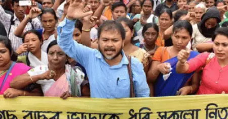 'സര്‍ക്കാര്‍ എല്ലാവരോടും വീട്ടിലിരിക്കാന്‍ ആവശ്യപ്പെടുന്നു, പക്ഷേ എന്റെ മകനെ മാത്രം കോടതികളില്‍ നിന്ന് കോടതിയിലേക്ക് ഓടിക്കുന്നു' അഖില്‍ ഗോഗോയുടെ കസ്റ്റഡി  നീട്ടിയതിനെതിരെ അമ്മ