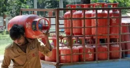 വീട്ടീന്ന് കഴിച്ചിട്ടിറങ്ങിയേ പറ്റൂ; വാണിജ്യ എല്‍.പി.ജിയുടെ വില വര്‍ധിപ്പിച്ച കേന്ദ്ര സര്‍ക്കാര്‍ നടപടിയില്‍ പ്രതിഷേധം: ഇന്ന് ഹോട്ടല്‍ പണിമുടക്ക്