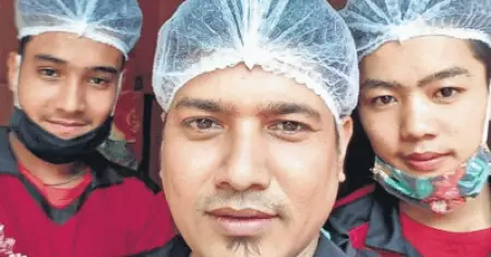 'ഞങ്ങള്‍ ഇവിടെ സുരക്ഷിതര്‍' കേരളത്തിലെ കൊവിഡ് പ്രതിരോധ പ്രവര്‍ത്തനങ്ങളില്‍ അഭിനന്ദനമറിയിച്ച് മുഖ്യമന്ത്രിയുടെ ദുരിതാശ്വാസ നിധിയിലേക്ക് സംഭാവന നല്‍കി നേപ്പാള്‍ സ്വദേശികളായ ഹോട്ടല്‍ തൊഴിലാളികള്‍