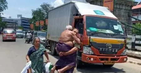 വാഹനം പൊലീസ് തടഞ്ഞു, രോഗിയായ പിതാവിനേയും ചുമന്ന് ഒരു കിലോമീറ്ററോളം നടന്ന് മകന്‍