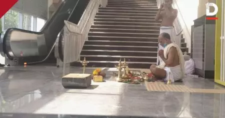 പേട്ട മെട്രോ സ്‌റ്റേഷനിലെ മതചടങ്ങുകള്‍; തൊഴിലാളിയുടെ കുറിപ്പ് ചര്‍ച്ചയായി, മതനിരപേക്ഷ സമൂഹത്തിന് വിരുദ്ധമാണ് ചടങ്ങുകളെന്ന് പ്രതികരണങ്ങള്‍