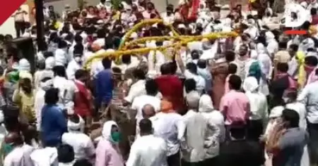 ആത്മീയ നേതാവിന്റെ സംസ്‌കാര ചടങ്ങില്‍ പങ്കെടുത്തത് രാഷ്ട്രീയ  നേതാക്കളടക്കം ആയിരങ്ങള്‍; ലോക്ക് ഡൗണ്‍ ലംഘനമില്ലെന്ന് ജില്ലാ ഭരണകൂടം
