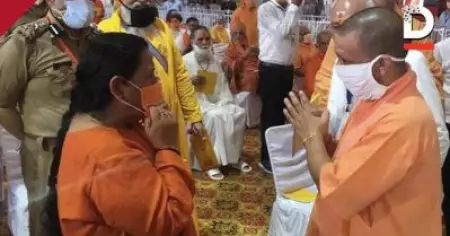 ഭൂമി പൂജയില്‍ നിന്നും 'വിട്ടുനില്‍ക്കും' എന്നറിയിച്ച ഉമാഭാരതി അയോധ്യയിലെത്തി; ചടങ്ങില്‍ പങ്കെടുക്കണമെന്ന് അഭ്യര്‍ത്ഥിച്ചതിനാലെന്ന് വിശദീകരണം