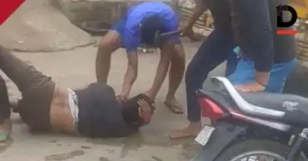 ബക്രീദ് ദിനത്തില്‍ ഗോമാംസം വിറ്റെന്നാരോപിച്ച് യുവാവിനെ നടുറോഡിലിട്ട് ചുറ്റിക കൊണ്ടടിച്ച് ഗോരക്ഷാ സേന