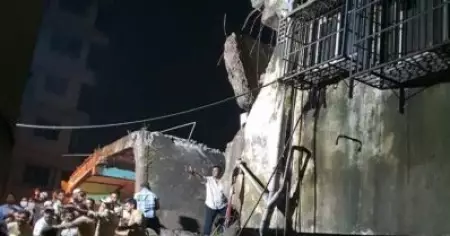 മുംബൈയില്‍ കെട്ടിടം തകര്‍ന്ന് 10 മരണം: 25 പേര്‍ കുടുങ്ങിക്കിടക്കുന്നു