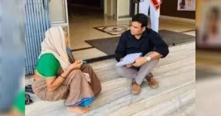 തെലങ്കാനയില്‍ പടികള്‍ കയറാനാവാതെ കോടതിയ്ക്ക് മുന്നിലിരുന്ന് വൃദ്ധ; കേസ് നിലത്തിരുന്ന് തീര്‍പ്പാക്കി ജഡ്ജ്