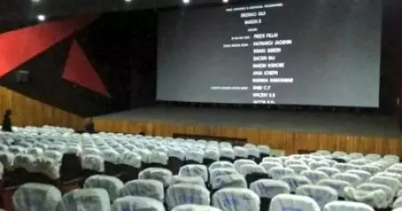 തിയേറ്ററില്‍ മുഴുവന്‍ സീറ്റുകളിലും ആളുകളെ പ്രവേശിപ്പിക്കരുത്; തമിഴ്നാടിനോട് കേന്ദ്രസര്‍ക്കാര്‍