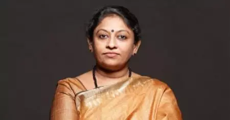 'സുനിതയോട് മാപ്പ് ചോദിക്കേണ്ടത് യാസിര്‍ മാത്രമല്ല, തൃത്താല എം.എല്‍.എ കൂടിയാണ്, ക്ഷമാപണം പ്രതീക്ഷിക്കുന്നത് വിഡ്ഢിത്തമാണ്; കെ.ആര്‍ മീര