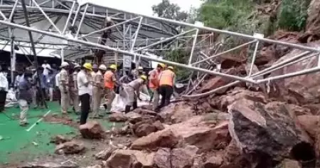 ആന്ധ്രയിലെ കനക ദുര്‍ഗ ക്ഷേത്രത്തിന് മുകളിലേക്ക് മണ്ണിടിഞ്ഞുവീണു; അപകടം ജഗന്‍മോഹന്‍ റെഡ്ഡിയുടെ സന്ദര്‍ശനത്തിന് തൊട്ടുമുന്‍പ്