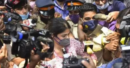 സെലിബ്രിറ്റികളെ ചേസ് ചെയ്ത് പിടിച്ചാല്‍ നടപടിയെന്ന് മാധ്യമപ്രവര്‍ത്തകരോട് മുംബൈ പൊലീസ്
