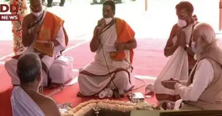 സംസ്‌കൃത ശ്ലോകങ്ങളും പൂജാകര്‍മ്മങ്ങളും, സമീപത്ത് രത്തന്‍ ടാറ്റയും കോര്‍പ്പറേറ്റുകളും; കര്‍ഷക പ്രതിഷേധത്തിനിടെ പുതിയ ഇന്ത്യന്‍ പാര്‍ലമെന്റിന് തറക്കല്ലിട്ട് നരേന്ദ്ര മോദി