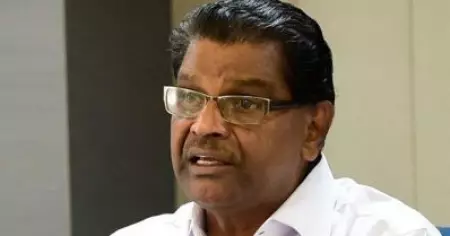 നാവില്ലാത്തതു കൊണ്ടോ വാക്കില്ലാത്തതു കൊണ്ടോ അല്ല ഒന്നും പറയാത്തത്; ഉമ്മന്‍ ചാണ്ടിയെ മറയാക്കി പിന്നില്‍ ഒളിക്കരുത്; ചെന്നിത്തലക്കെതിരെ തിരുവഞ്ചൂര്‍