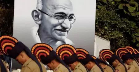 'ഇന്ത്യ ഇപ്പോൾ മഹാത്മ ​ഗാന്ധിയുടെ ഘാതകനെ പൂജിക്കുകയാണ്'; ഇന്ത്യയിൽ വളരുന്ന ​ഗോഡ്സെ ഭക്തിയും ഹിന്ദുത്വവും വാർത്തയാക്കി ​ഗാഡിയൻ