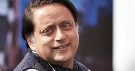 'റിപ്പബ്ലിക് ദിനത്തിൽ ചെങ്കോട്ടയിൽ മറ്റൊരു പതാക ഉയരാൻ പാടില്ലായിരുന്നു'; നിയമവിരുദ്ധത അം​ഗീകരിക്കാനാകില്ലെന്ന് ട്രാക്ടർ മാർച്ചിൽ ശശി തരൂർ