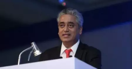 അവർ ത്രിവർണ പതാക ഉയർത്തിയാണ് ചെങ്കോട്ടയിൽ എത്തിയത്; ദേശീയ പതാക ഉയർന്നു തന്നെ നിന്നു; വ്യാജ പ്രചരണങ്ങൾക്ക് മറുപടിയുമായി രജ്ദീപ് സർദേശായി
