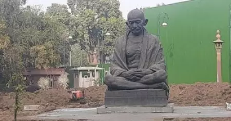 പാർലമെന്റിലെ പ്രധാന കവാടത്തിൽ നിന്നും മഹാത്മാ ​ഗാന്ധി പ്രതിമ നീക്കി