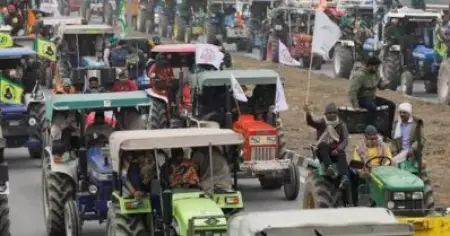 റിപ്പബ്ലിക് ദിനത്തില്‍ കേന്ദ്രത്തെ വിറപ്പിച്ച് ട്രാക്ടര്‍ റാലി; ബാരിക്കേഡുകളും പൊലീസ് വാഹനങ്ങളും തള്ളിനീക്കി കര്‍ഷകര്‍ മുന്നോട്ട്