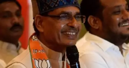 ആദ്യം വാക്‌സിന്‍ മറ്റുള്ളവരെടുക്കട്ടെ, പിന്നെ താനെടുക്കാമെന്ന് ശിവരാജ് സിംഗ് ചൗഹാന്‍; പേടിച്ചിട്ടല്ലേയെന്ന് വിമര്‍ശനം