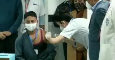 കൊവിഡ് വാക്‌സിന്‍ കുത്തിവെപ്പ് ആരംഭിച്ചു; ആദ്യ ഡോസ് ശുചീകരണതൊഴിലാളിക്ക്