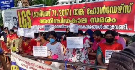 പി.എസ്.സി സമരം ശക്തമാകുന്നു; സെക്രട്ടറിയേറ്റിന് മുന്നില്‍ മുട്ടിലിഴഞ്ഞ് ഉദ്യോഗാര്‍ത്ഥികള്‍