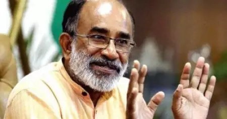 ഹാരമണിയിക്കാന്‍ പ്രവര്‍ത്തകരെത്തി; മറിഞ്ഞുവീണ അല്‍ഫോണ്‍സ് കണ്ണന്താനത്തിന് വാരിയെല്ലിന് പരിക്ക്