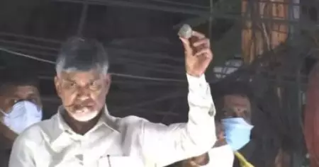 തെരഞ്ഞെടുപ്പ് പ്രചാരണത്തിനിടെ കല്ലേറ്; വേദിയില്‍ നിന്നിറങ്ങി ധര്‍ണയിരുന്ന് ചന്ദ്രബാബു നായിഡു
