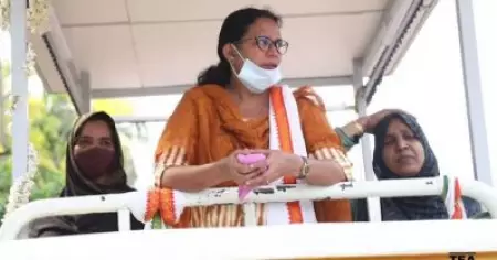 'നിണമണിഞ്ഞ പടനിലങ്ങള്‍ പടഹമായി പറന്നുയരട്ടെ..'; കെ.കെ രമയുടെ പ്രചാരണഗാനം