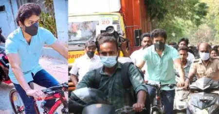 വീട് അടുത്തായതിനാലാണ് സൈക്കിളില്‍ വന്നത്, മറ്റു ലക്ഷ്യങ്ങളില്ലെന്ന് വിജയ്‌യുടെ പി.ആര്‍ മാനേജര്‍