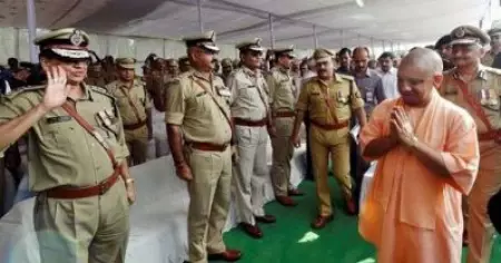 ഓക്‌സിജന്‍ വേണമെങ്കില്‍ ആല്‍മരത്തിന് ചുവട്ടില്‍ പോയിരിക്കൂ; രോഗികളുടെ ബന്ധുക്കളോട് യു.പി പൊലീസ്