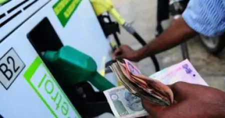 ജനദ്രോഹത്തിന്റെ 100 കടന്ന് പ്രീമിയം പെട്രോള്‍ വില; 37 ദിവസത്തിനിടെ ഇന്ധനവില കൂടുന്നതു 21ാം തവണ