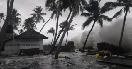 കേരളത്തില്‍ ശക്തമായ മഴയും കടലാക്രമണവുമുണ്ടാകും; ചുഴലിക്കാറ്റ് ഭീഷണിയില്ലെന്നും ദുരന്ത നിവാരണ കമ്മീഷണര്‍