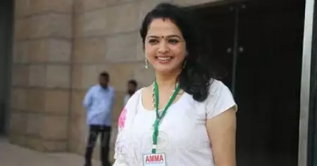 ഞാന്‍ അഭിനയിച്ചില്ലെങ്കില്‍ രേവതിയെ കാസ്റ്റ് ചെയ്യാമെന്ന് സംവിധായകന്‍ പറഞ്ഞു; സിനിമാ വിശേഷം പങ്കുവെച്ച് വിന്ദുജ മേനോന്‍