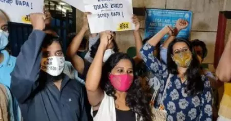 സര്‍ക്കാരിനെ ഭയപ്പെടാത്ത സ്ത്രീകളാണ് തങ്ങളെന്ന് ദേവാംഗന, മുദ്രാവാക്യം മുഴക്കി അഭിവാദ്യം ചെയ്ത് വിദ്യാര്‍ത്ഥികള്‍; ദല്‍ഹി കലാപക്കേസില്‍ ജാമ്യം ലഭിച്ച മൂന്ന് വിദ്യാര്‍ത്ഥി പ്രവര്‍ത്തകരും ജയില്‍ മോചിതരായി