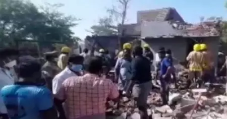 അനധികൃത പടക്ക നിര്‍മ്മാണത്തിനിടെ സ്‌ഫോടനം; അഞ്ച് വയസുകാരനടക്കം മൂന്ന് പേര്‍ മരിച്ചു; രണ്ട് പേരുടെ നില ഗുരുതരം