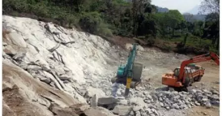 തൃശ്ശൂരില്‍ പാറമടയിലുണ്ടായ സ്‌ഫോടനത്തില്‍ ഒരാള്‍ മരിച്ചു; നാല് പേര്‍ക്ക് പരിക്ക്, ഒരാളുടെ നില ഗുരുതരം