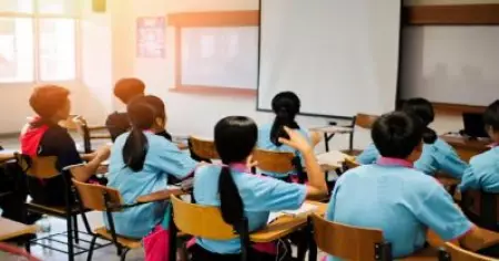മുസ്‌ലിം വിദ്യാര്‍ത്ഥികളോട് പാകിസ്ഥാനിലേക്ക് പോകാന്‍ പറഞ്ഞു; അധ്യാപികക്ക് സ്ഥലം മാറ്റം