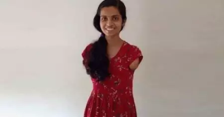 കാലുകൊണ്ടെഴുതി ഫുള്‍ എ പ്ലസ്; വിജയഭേരി മുഴക്കി വീണ്ടും ദേവിക