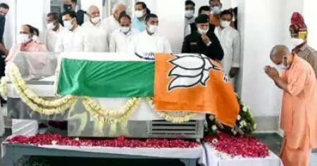 കല്യാണ്‍ സിംഗിന്റെ മൃതദേഹത്തില്‍ ദേശീയ പതാകയ്ക്ക് മുകളില്‍ ബി.ജെ.പി പതാക; പ്രതിഷേധം
