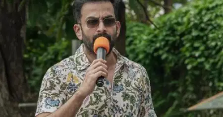 'മലയാളത്തില്‍ ഒരു ക്യാപ്ഷന്‍ കാണാന്‍ സാധിച്ചത് തന്നെ വലിയ കാര്യം'; പൃഥ്വിരാജിന്റെ 'പൂക്കളര്‍' ഫോട്ടോ ആഘോഷമാക്കി ആരാധകര്‍